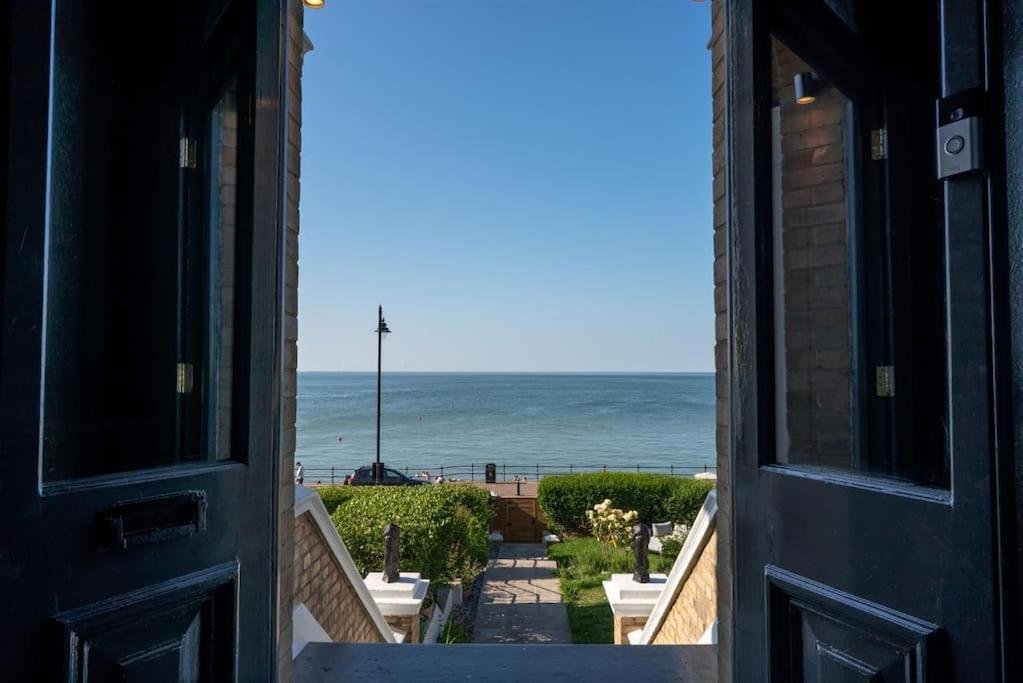 Stylish Beachfront Apartment, Sweeping Ocean Views And Luxury Touches Herne Bay Eksteriør billede