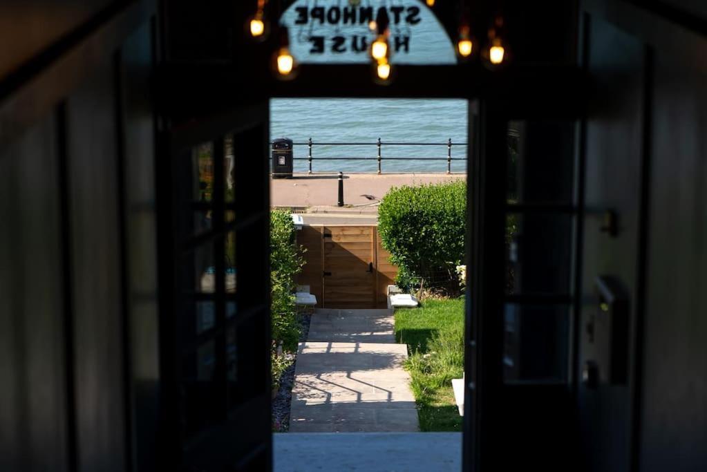 Stylish Beachfront Apartment, Sweeping Ocean Views And Luxury Touches Herne Bay Eksteriør billede